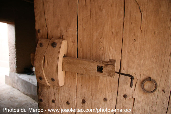 Serrure traditionnelle d'une porte de casbah à Nkob