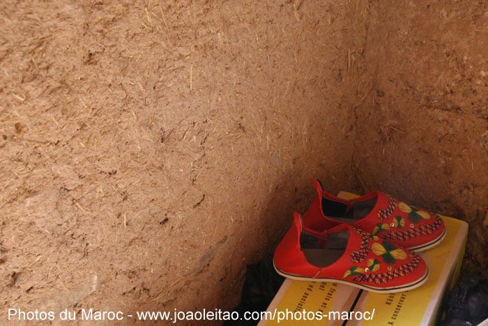 Babouches marocaines dans une ancienne casbah à Nkob