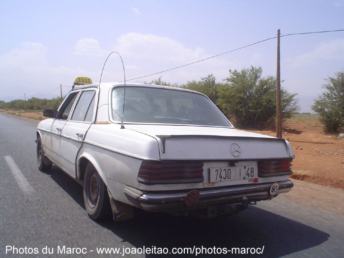 Grand taxi sur la route de Vallée de l'Ourika