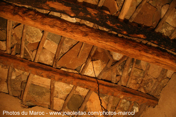 Plafond traditionnelle d'un Casbah faite de pierres et de bois dans la Vallée do Drâa