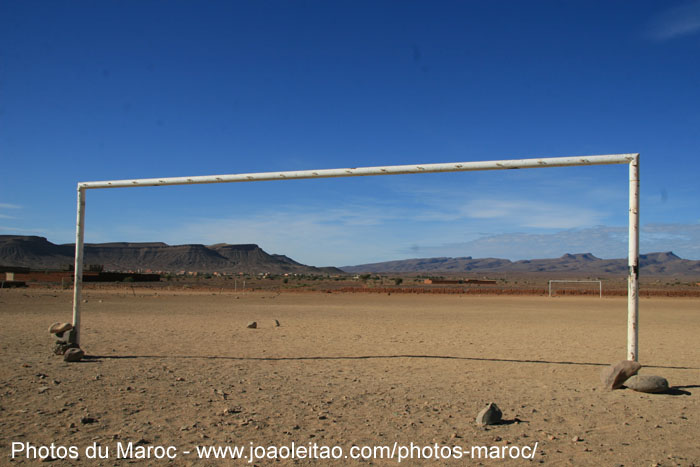 But dans un terrain de football dans le village de Nkob