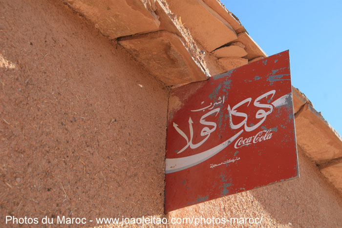 Panneau de Coca-Cola en arabe dans le village de Nkob