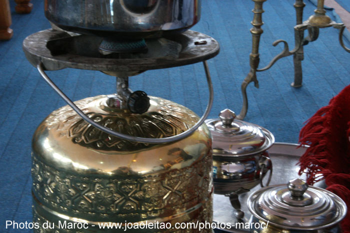 Chauffage de l'eau pour préparer du thé marocain à Nkob