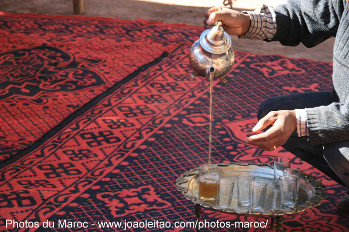 Préparation du thé à la menthe marocaine dans l'oasis de Fint