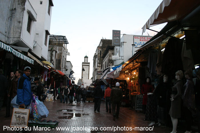 Magasins dans la Rue Souika dans la Medina de Rabat