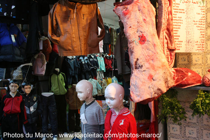 Boucherie et des magasins de vêtements dans la médina de Rabat