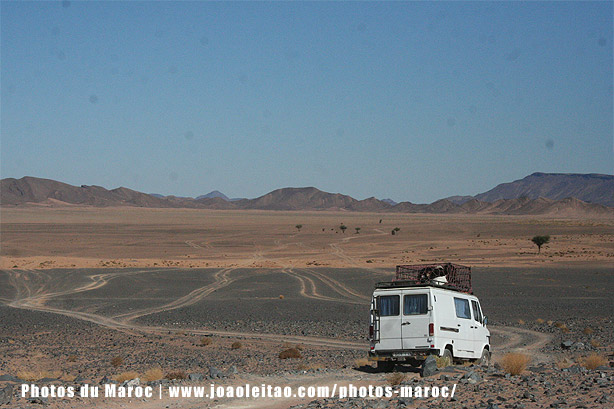 Fourgonnette dans le pistes de la Vallée de Mharech à Alnif sud du Maroc