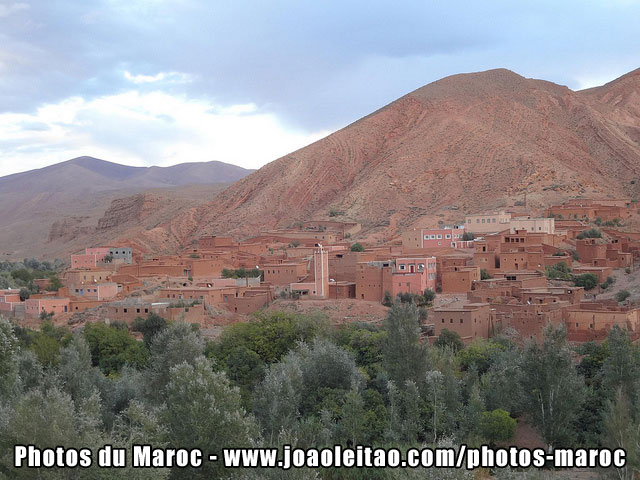 Village typique berbère dans la vallée du Dadès