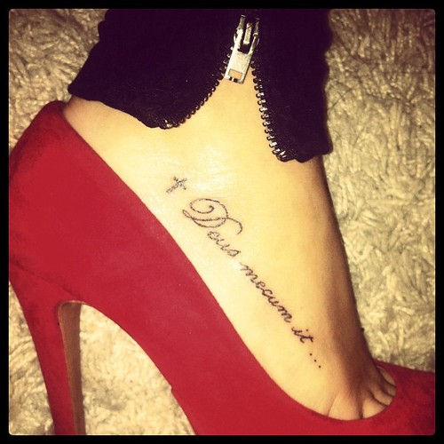 Feminine script tattoo on the right foot