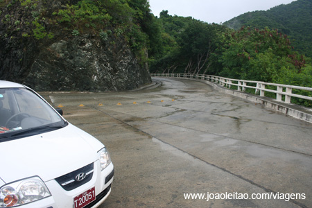 Auto-estrada da Farola, de Baracoa a Guantanmo, parte Oriental de Cuba