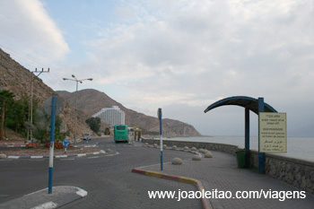 Paragem de táxis e autocarros na fronteira de Eilat em Israel