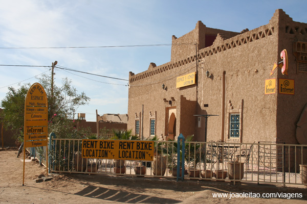 Lojas de artesanato em Hassilabied, Marrocos