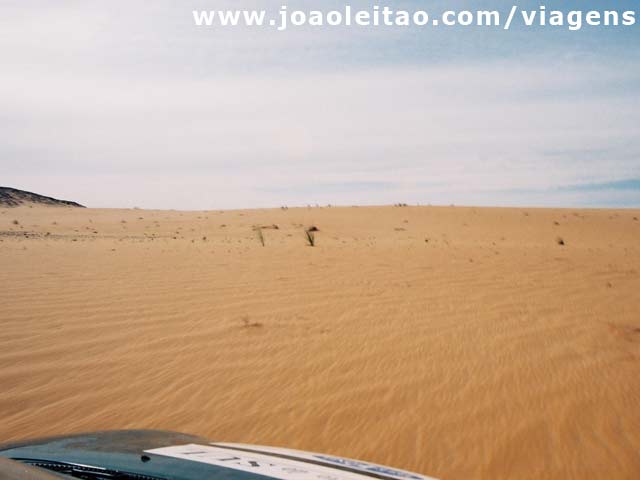 Condução nas dunas durante 10km com Opel Corsa, norte da Mauritânia