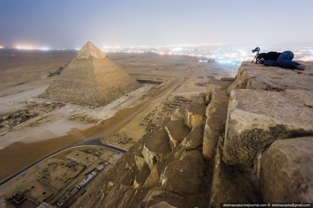 Subir as piramides de Gize no Egipto