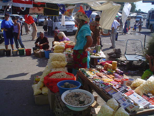 Mercado no centro da cidade de Shymkent, Cazaquistão