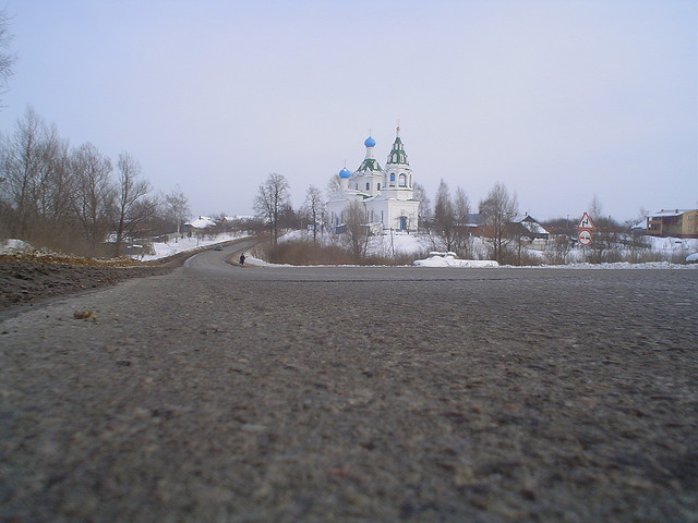 Estrada na Rússia com uma igreja ortodoxa
