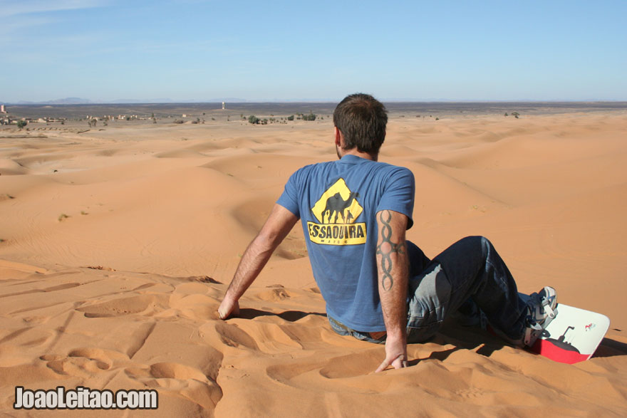 Eu fazendo sandboard nas Dunas de Erg Chebbi no sul de Marrocos