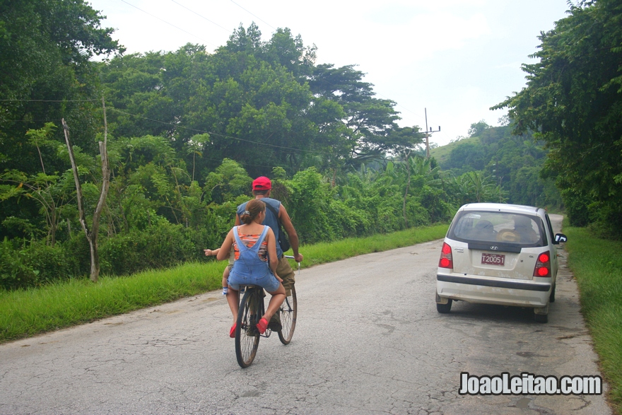 Fotografia da selva numa estrada rural em Cuba caminho de Remédios até Baracoa