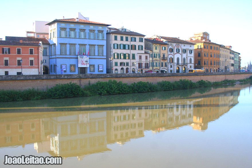 Foto do centro histórico de Pisa e do Rio Arno