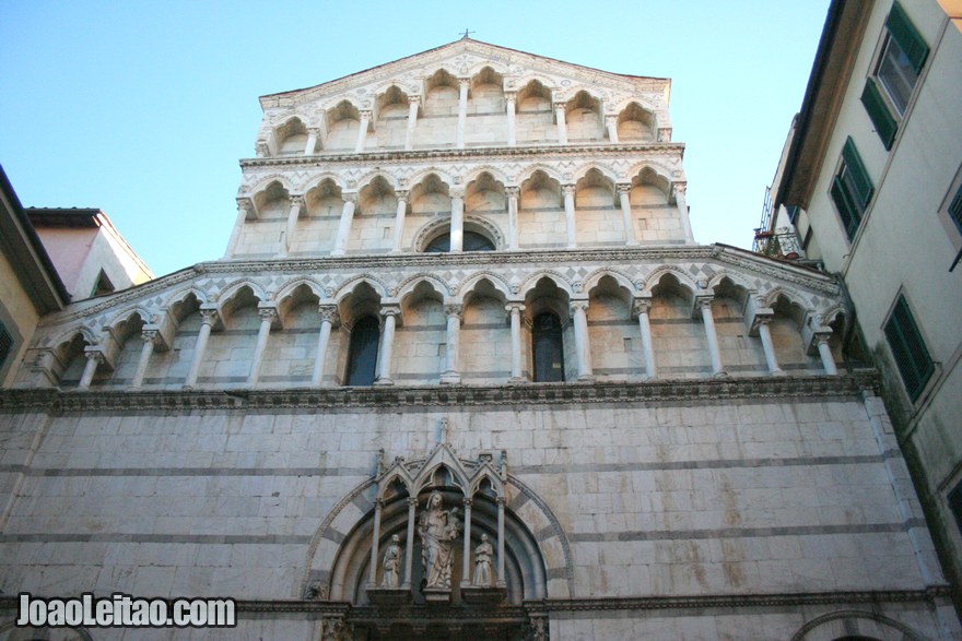 Foto de fachada de um monumento de Pisa 