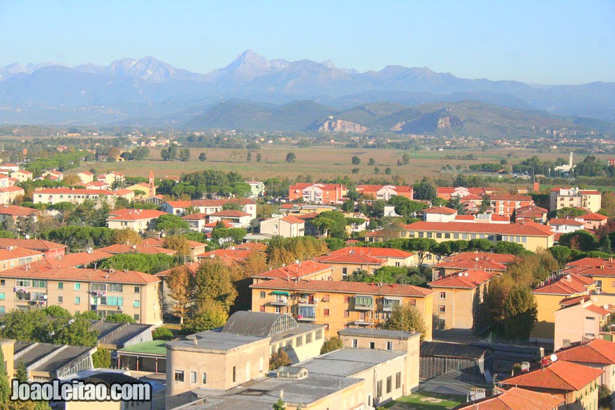 Foto de vista panorâmica de Pisa com as montanhas ao fundo