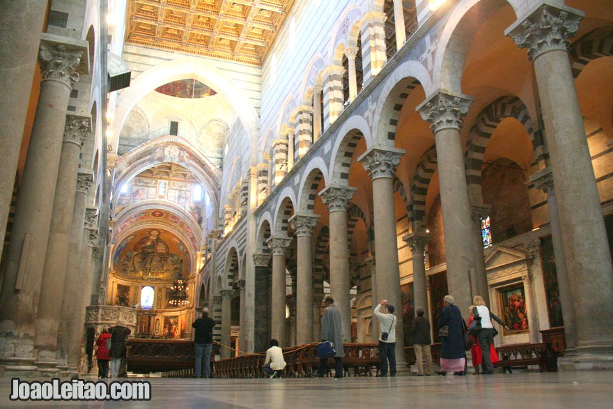 Foto do interior da Catedral de Pisa