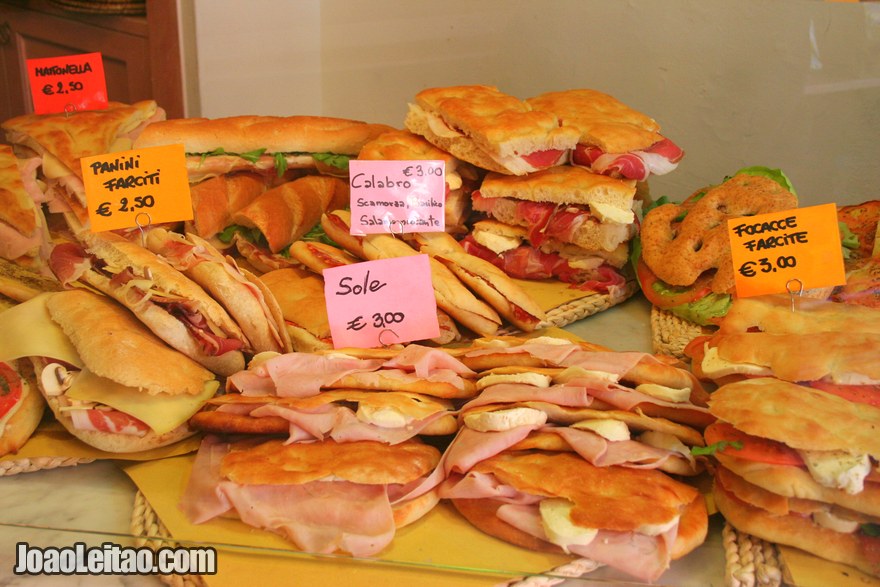 Foto de sandes e comida variada num restaurante de rua em Pisa