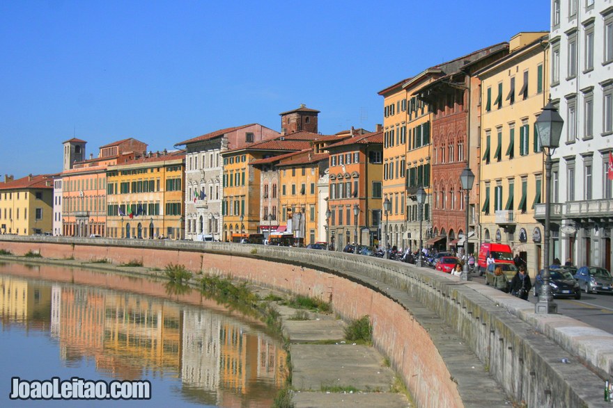 Foto do centro histórico e do Rio Arno com Arquitectura Lungarni