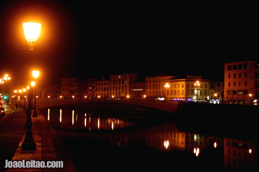 Foto do centro histórico de Pisa e do Rio Arno à noite