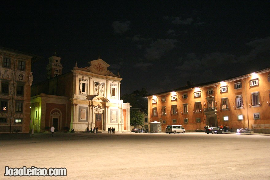 Foto do centro histórico de Pisa à noite