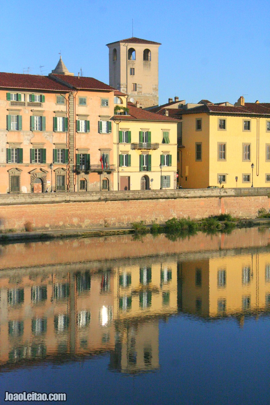 Foto do centro histórico de Pisa e do Rio Arno