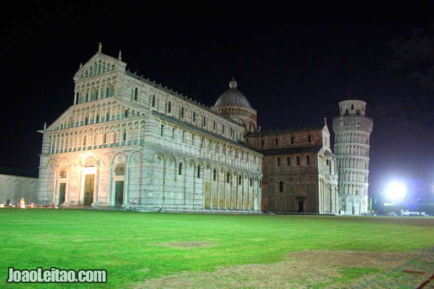 Foto da Catedral de Pisa com a Torre de Pisa à noite