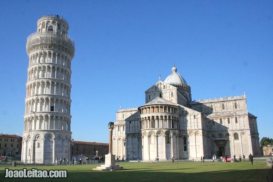 Foto da Catedral de Pisa com a Torre de Pisa
