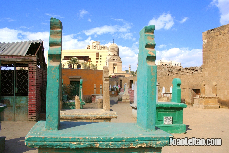 Campas coloridas na Cidade dos Mortos no Cairo