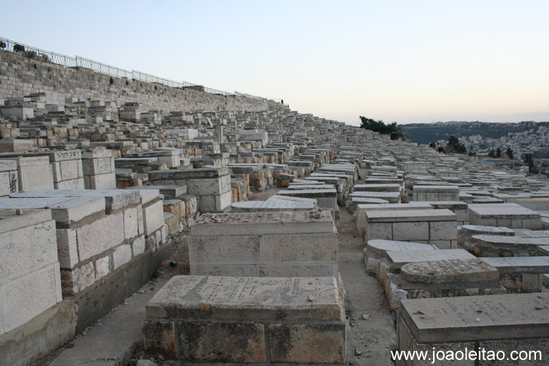 O cemiterio judaico no Monte das Oliveiras e o cemiterio mais antigo e mais importante em Jerusalem