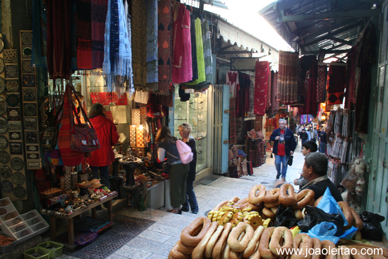 Ruas com lojas na parte antiga de Jerusalem