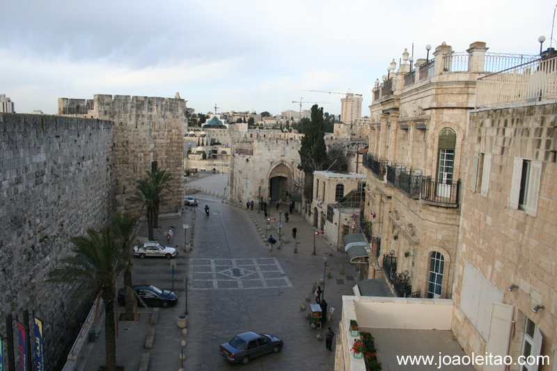 A entrada principal da Cidade Velha e o Portão de Jaffa, que foi construído por Suleiman em 1538