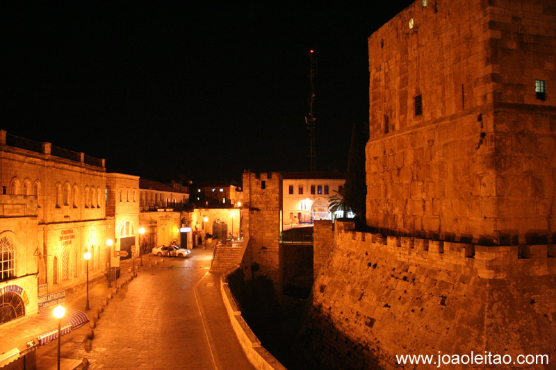 A sul do Portao de Jaffa ha a Torre de David, um dos marcos distintivos de Jerusalem