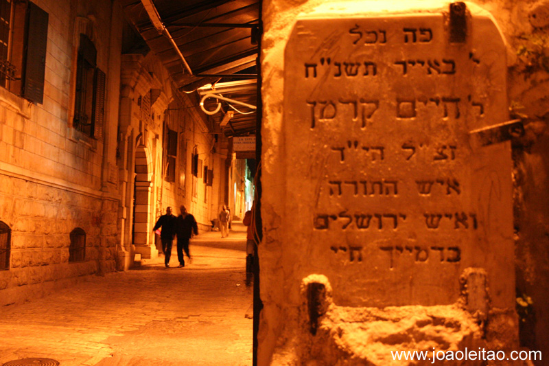 Placa escrita em hebreu dentro da Cidade Velha de Jerusalem a noite
