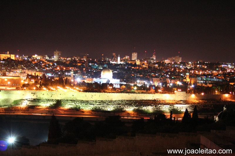 Uma visão geral da cidade antiga de Jerusalém, desde o Monte das Oliveiras. Veja o Cúpula da Rocha e por trás dele, a Igreja do Santo Sepulcro, construída sobre o túmulo de Cristo