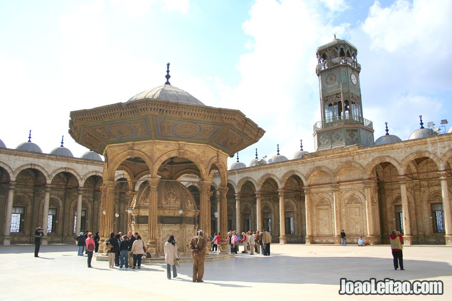 Foto do pátio interior da Mesquita Mohamed Ali no Cairo