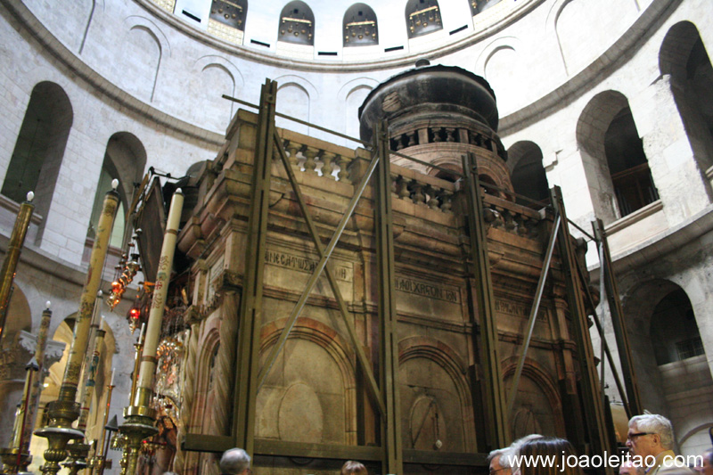 A Basilica do Santo Sepulcro abriga o local de crucificacao e sepultamento de Jesus Cristo