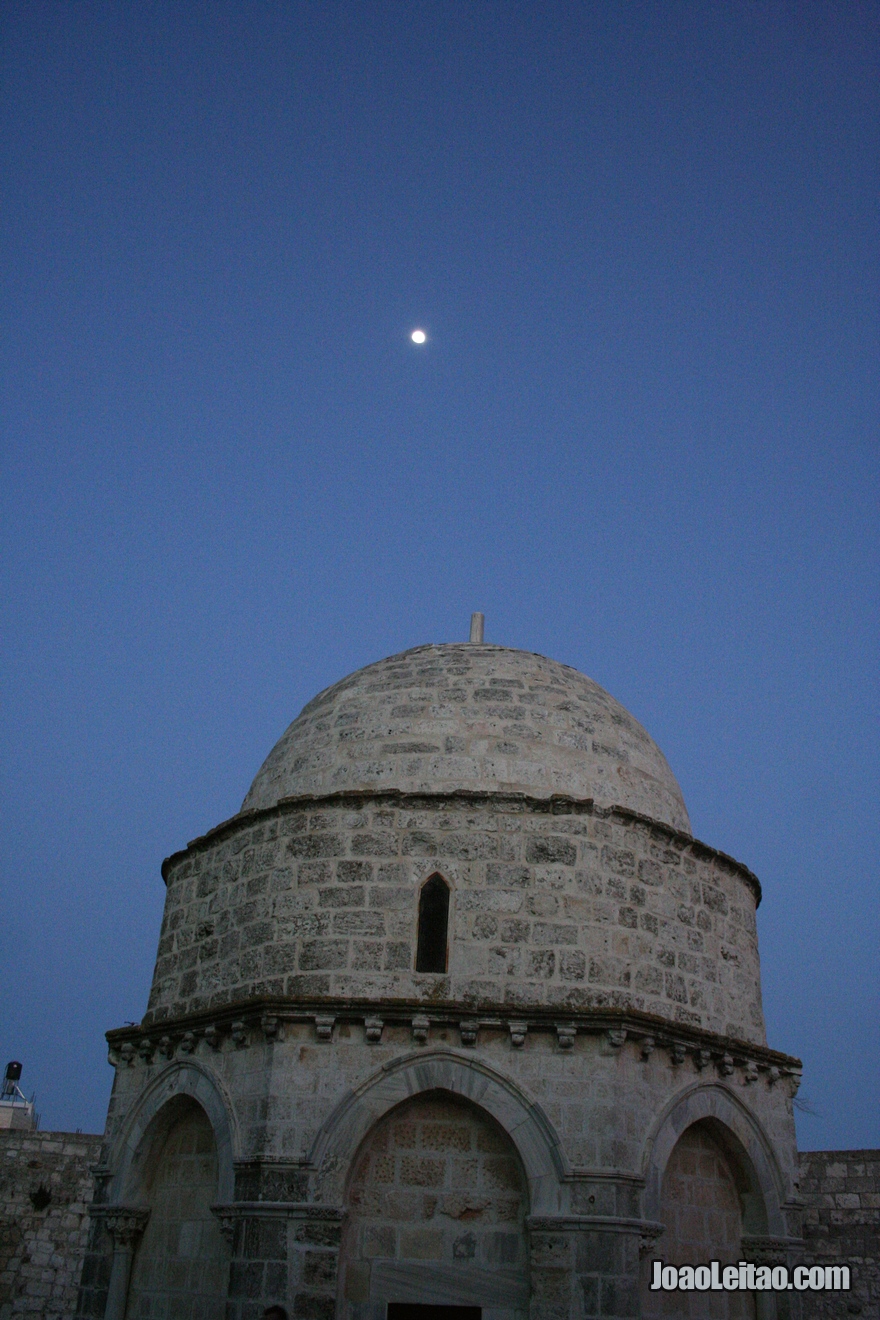 Exterior da Capela da Ascensão de Jesus no Monte das Oliveiras em Jerusalém 