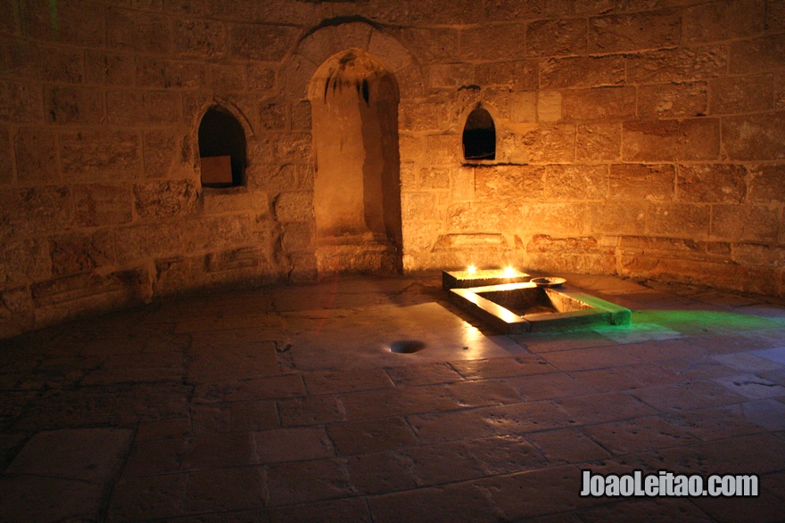 Interior da Capela da Ascensão de Jesus no Monte das Oliveiras em Jerusalém 