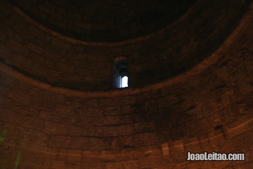 Interior da Capela da Ascensão de Jesus no Monte das Oliveiras em Jerusalém 