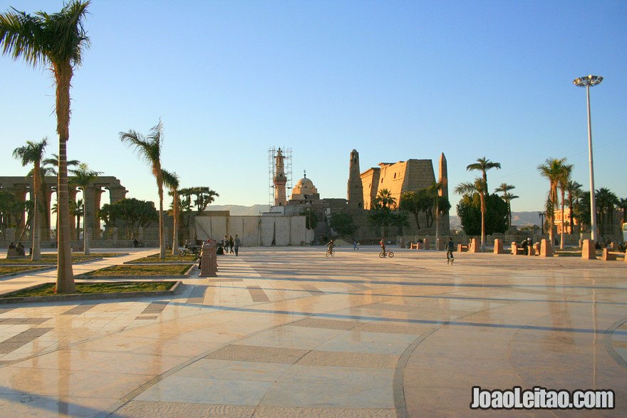 Vista de praça com o Templo de Luxor ao longe