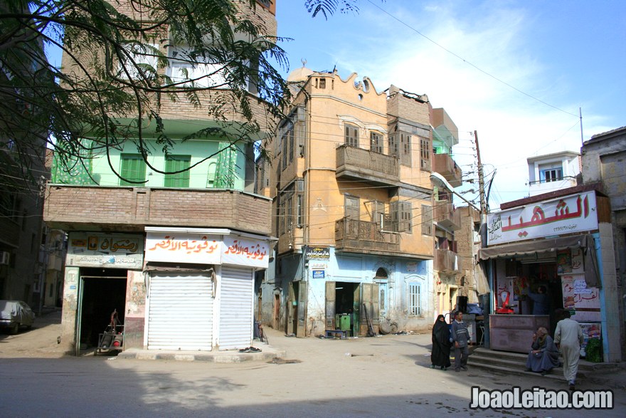 Casas na cidade nova de Luxor perto do Templo de Karnak