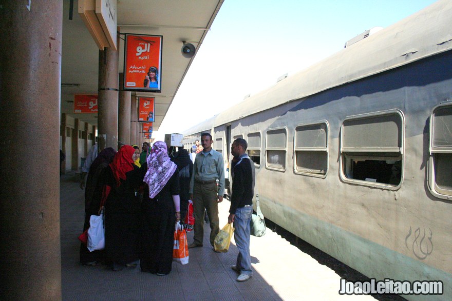 Estação de comboio em Assuão no Egito