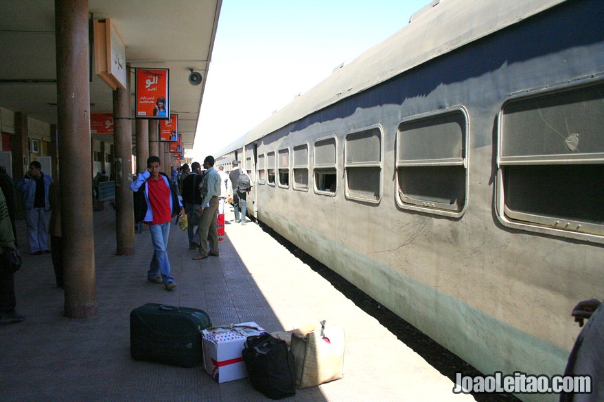 Estação de comboio em Assuão no Egito