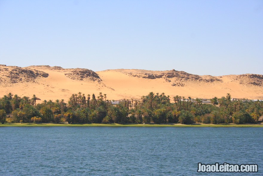 Paisagem de dunas e rio do comboio Cairo Luxor Aswan